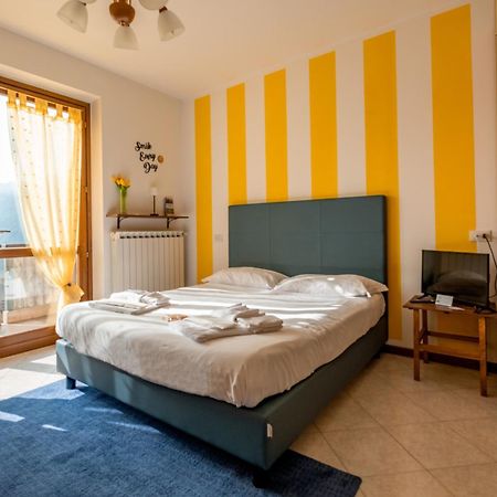 Happy Guest Apartments - Lake Panorama & Pool Riva di Solto Bagian luar foto
