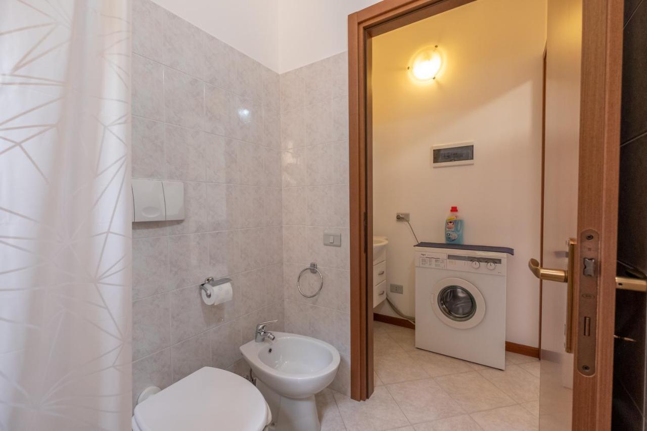 Happy Guest Apartments - Lake Panorama & Pool Riva di Solto Bagian luar foto